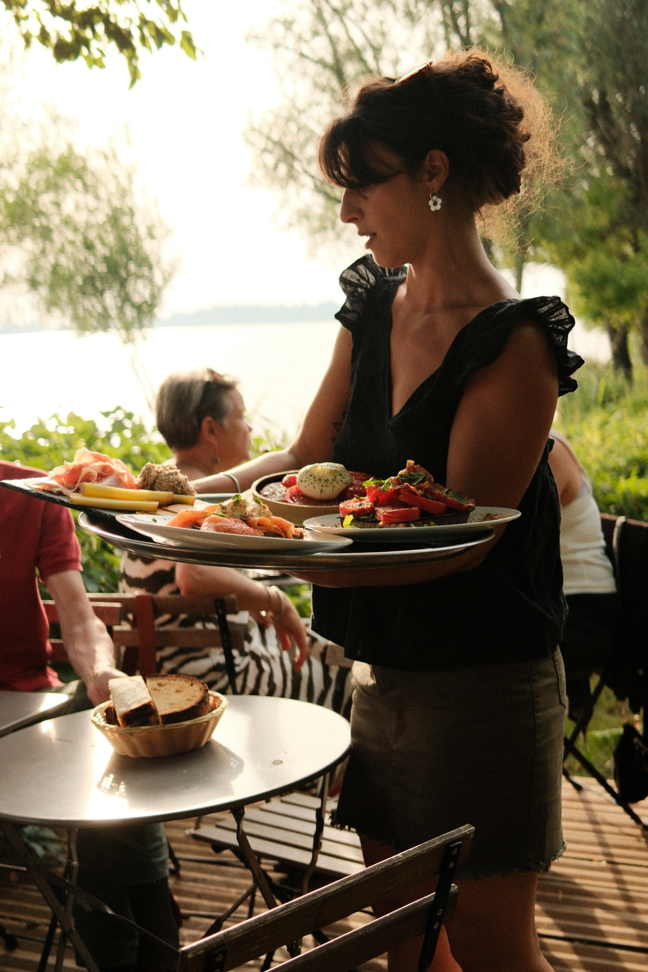 Service à la guinguette en terrasse