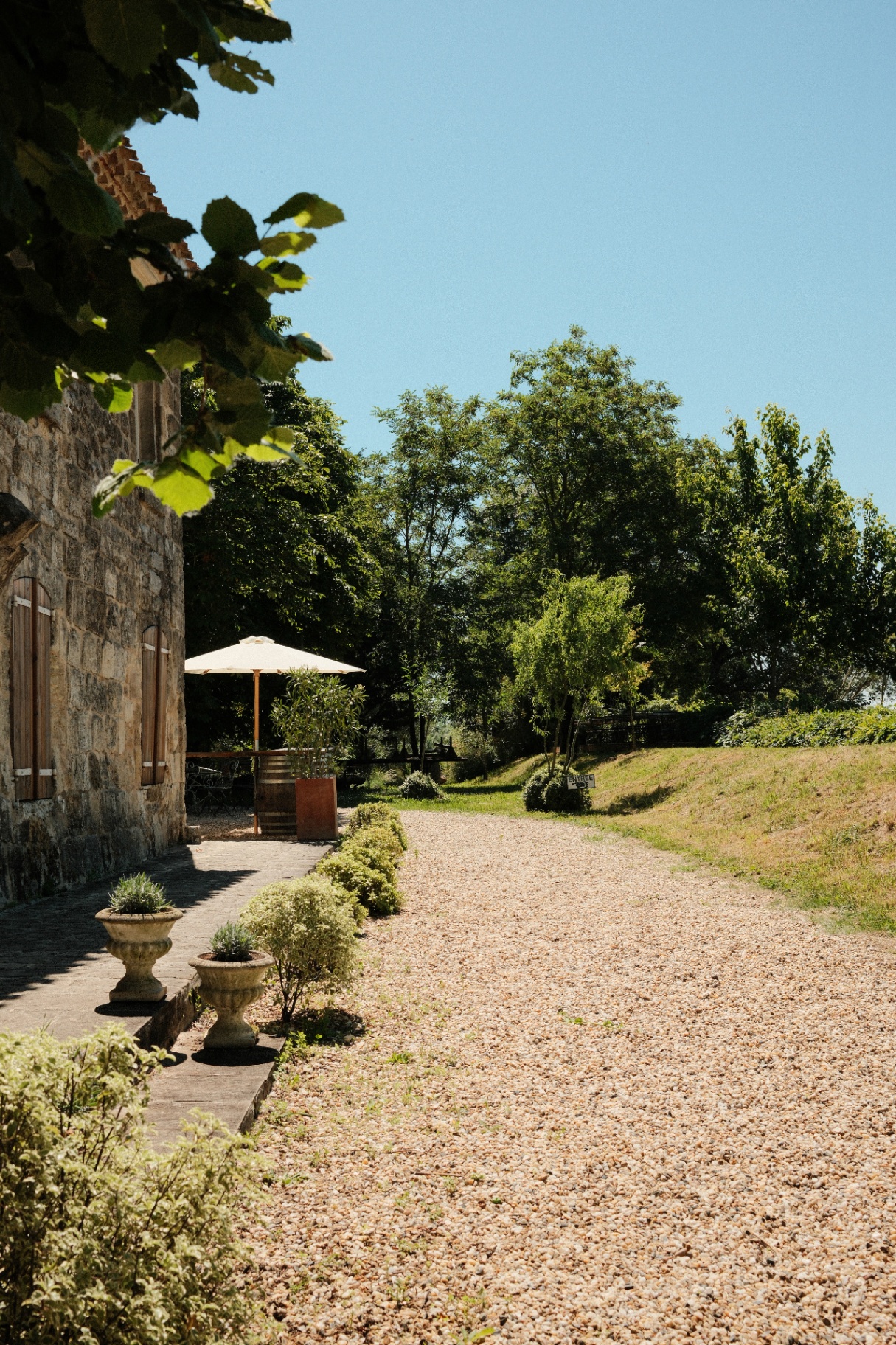 Allée du château et terrasse ombragée